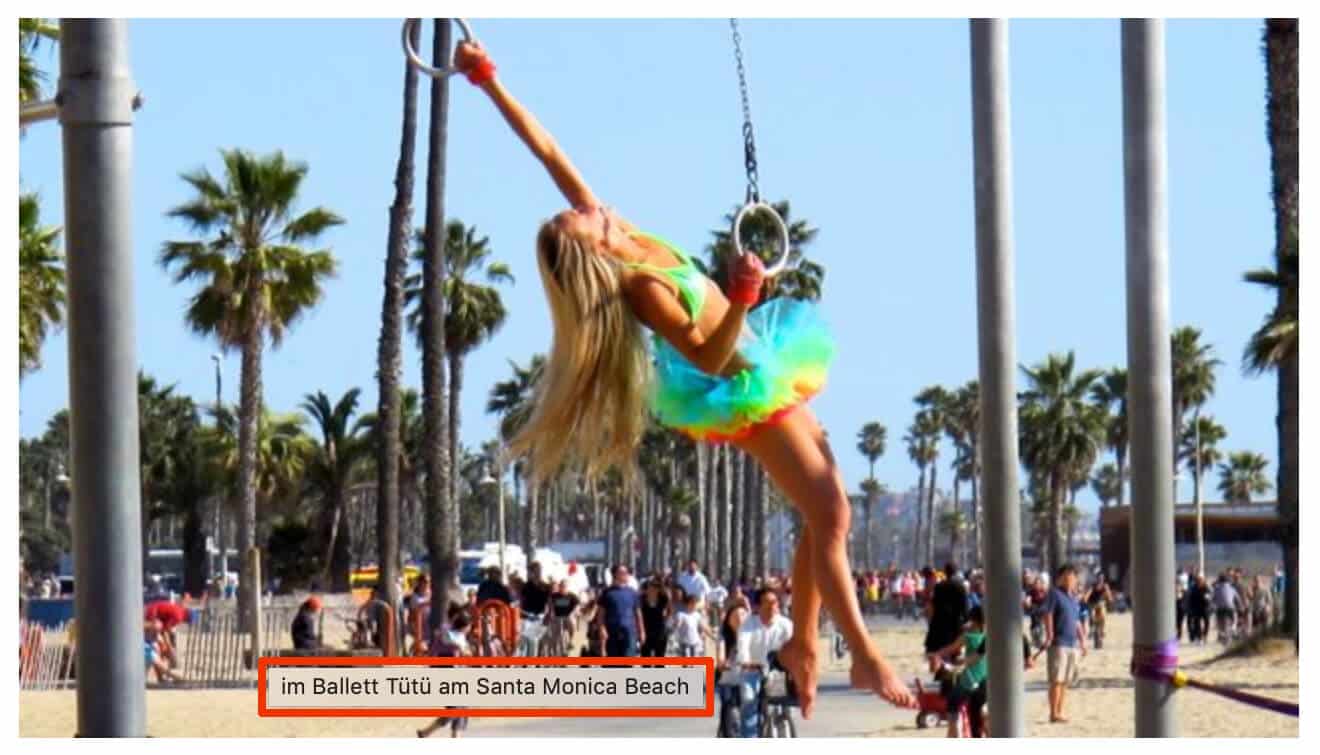 Bilder SEO: Beispiel eines Bildtitel Frau hängt im bunten Ballett-Tutu an Ringen am Muscle Beach